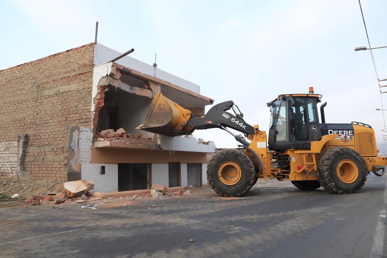 Demolieron vivienda que fue construida en plena avenida Camino Real en Chimbote