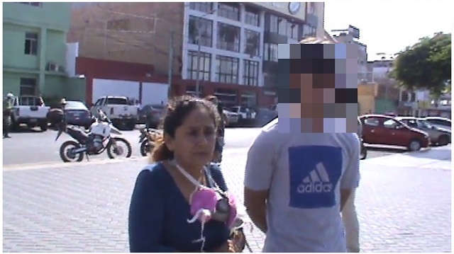 Madre denuncia a policía por golpear a su hijo menor de edad porque lo encontró en la calle en Chimbote
