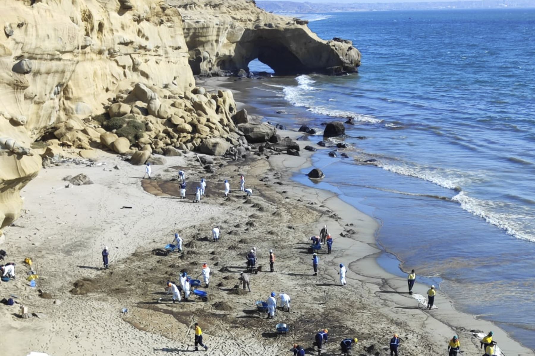 Defensa despliega plan de contingencia y monitoreo tras derrame de petróleo en Talara
