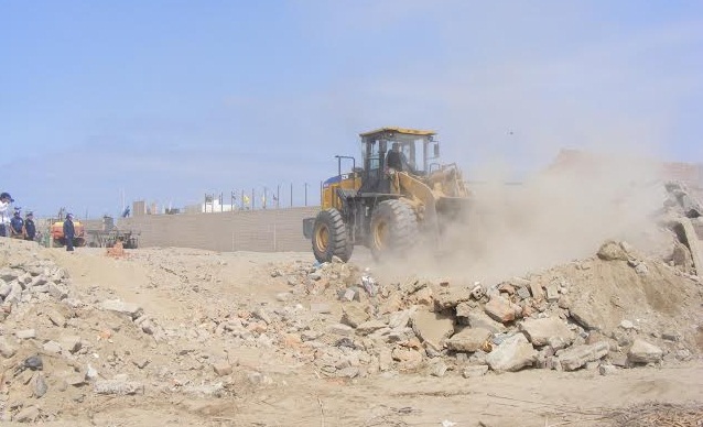 Derriban construcción que bloqueaba vía en el pueblo joven Tres de Octubre
