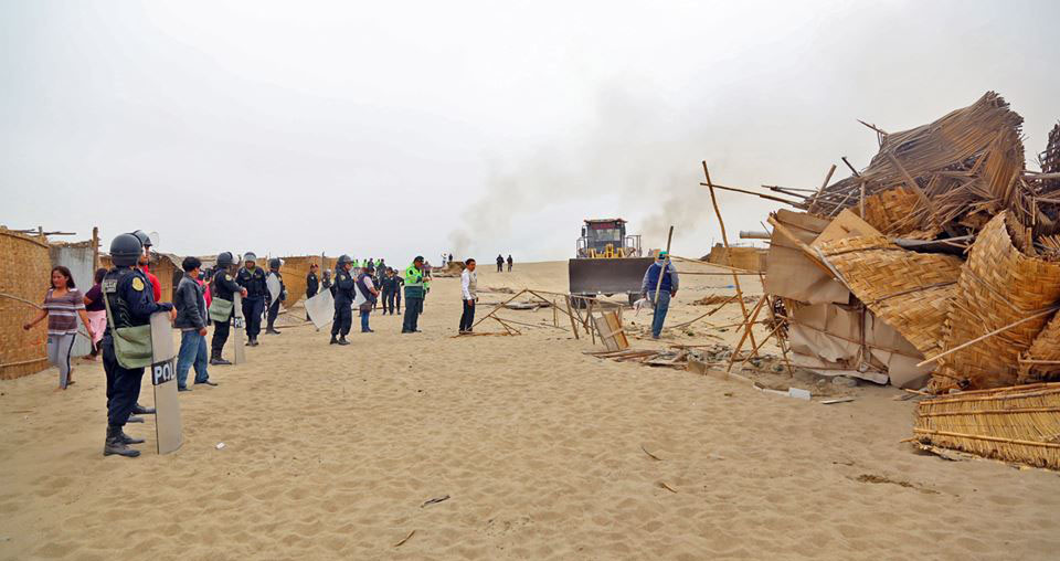 Nuevo Chimbote: Chinecas destruye más de 700 ranchos que invadían terrenos agrícolas.