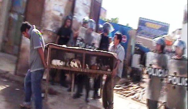 Policías se enfrentan a comerciantes en violento desalojo en “La Cachina” 