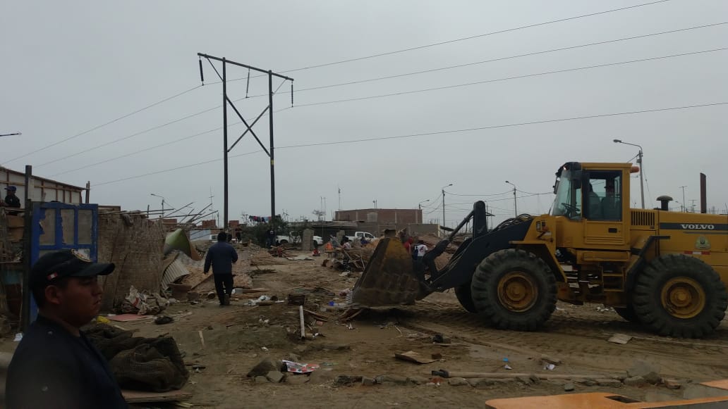 Chimbote: municipalidad desaloja a 70 familias que vivían debajo de torres de alta tensión