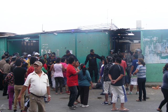 Desalojan a comerciantes que por cerca de 10 años invadían terreno de Mercado Buenos Aires