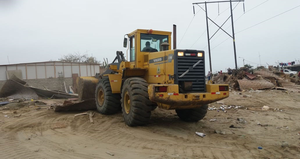 Nuevo Chimbote: municipio provincial desaloja a 70 familias que vivían debajo de torres de alta tensión