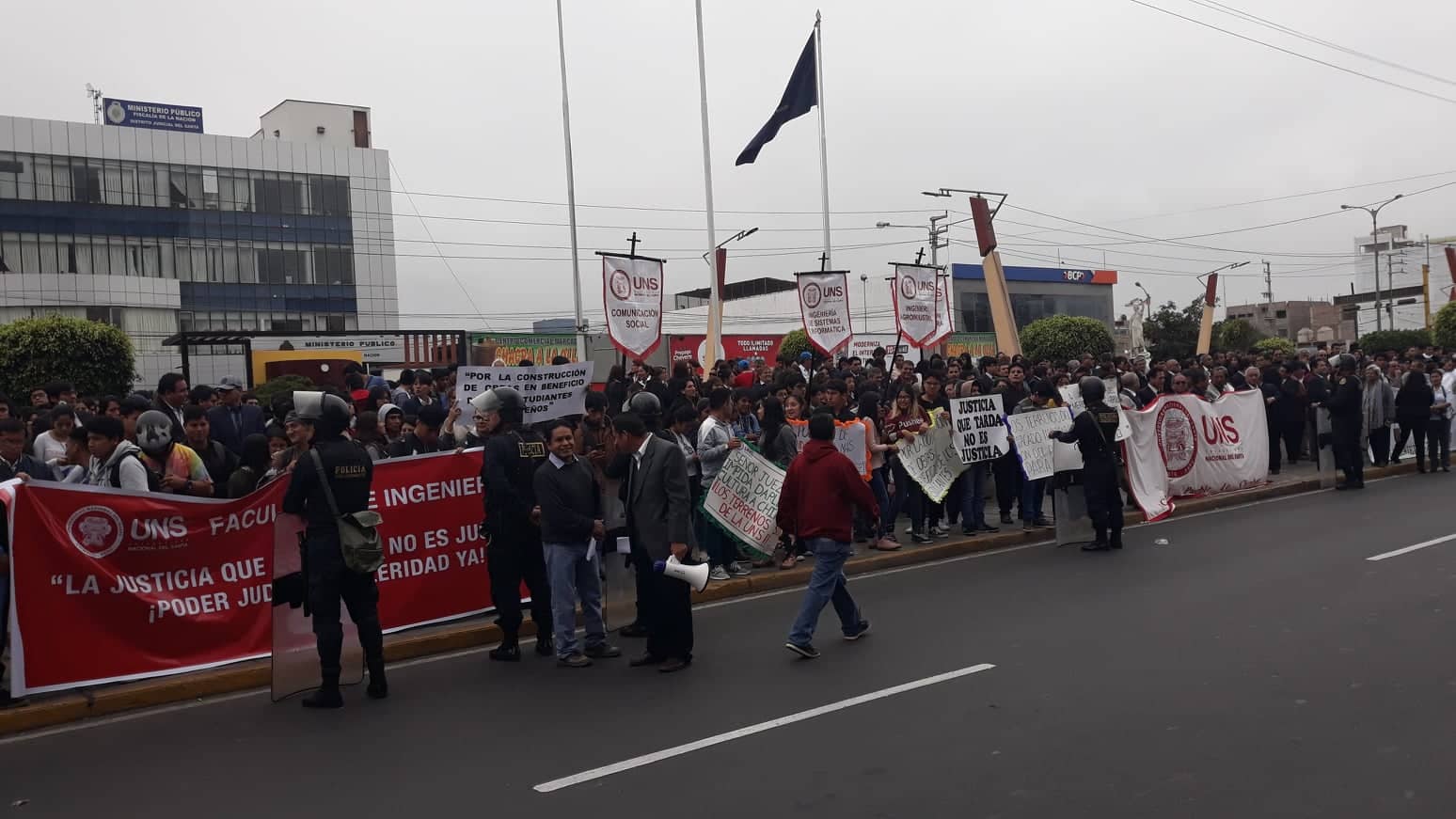 Chimbote: comunidad universitaria de la UNS exigen desalojo para recuperar terreno