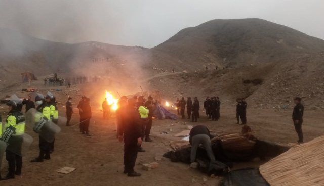 Con quema de ranchos desalojan a más de 50 invasores cerca al túnel de Coishco