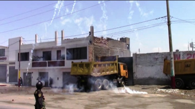 Violento enfrentamiento entre policías y sujetos en desalojo de local en Chimbote