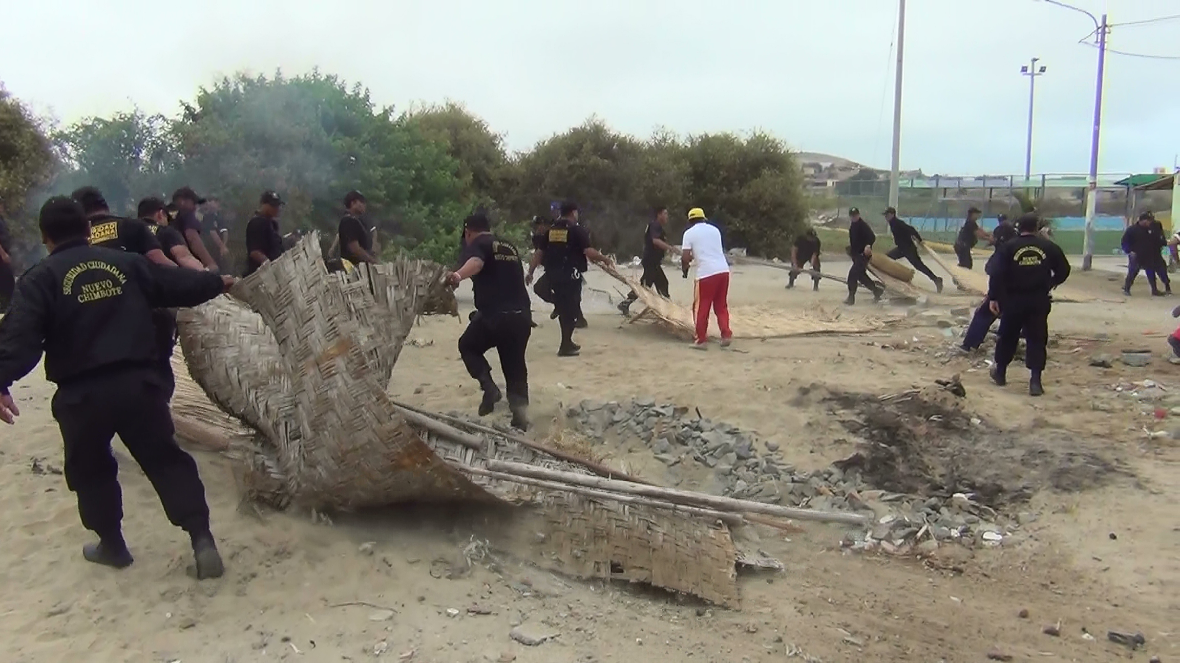Nuevo Chimbote: desalojo de invasores de áreas verdes en "David Dasso"