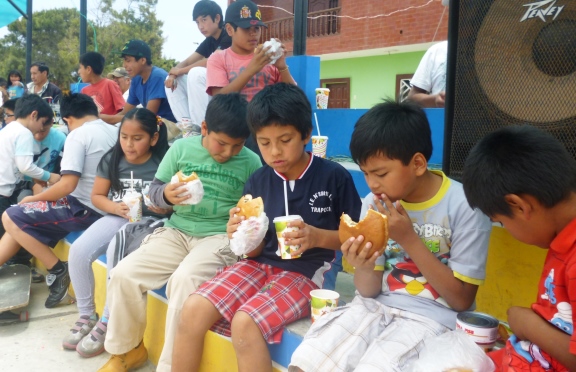 Tasa entregó 300 desayunos nutritivos a niños de “El Trapecio”