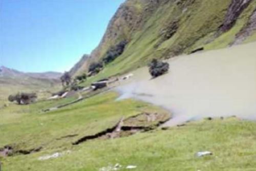 Huallanca: limpian y drenan escuela y viviendas inundadas por desborde de río