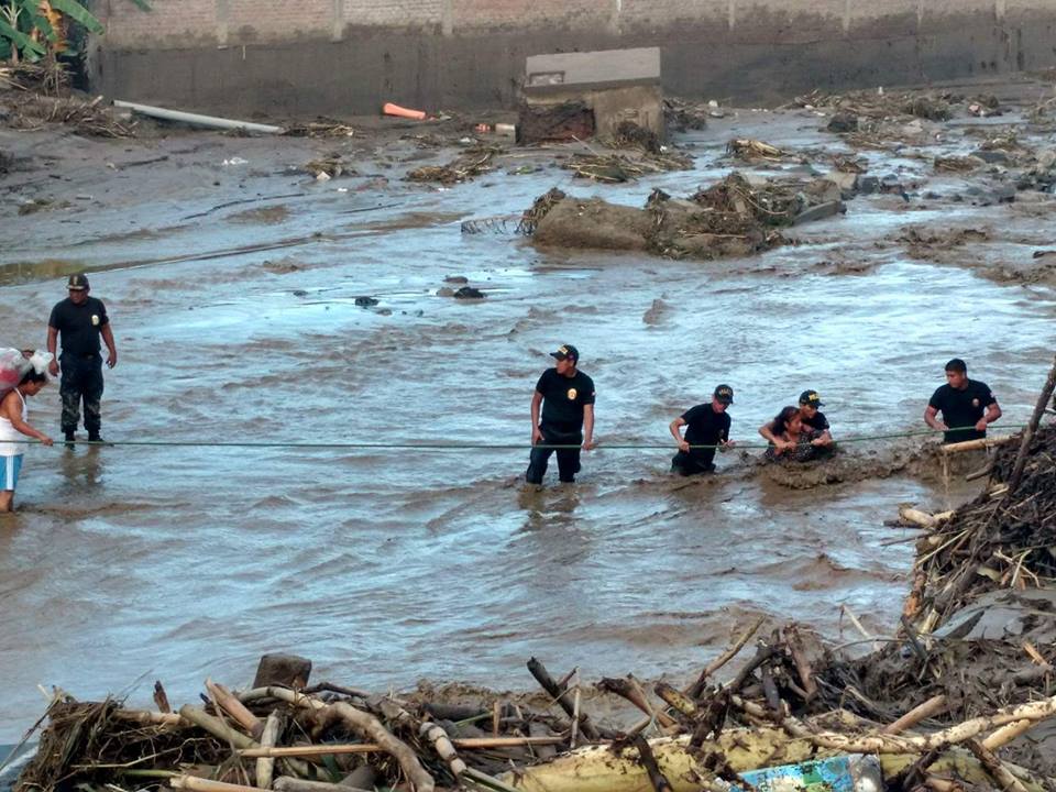 Policía Nacional apoya en traslado de personas tras caída de puente en Coishco