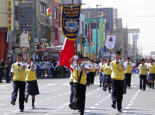 Desfile y sesión solemne en 63 aniversario de Chimbote como capital de provincia