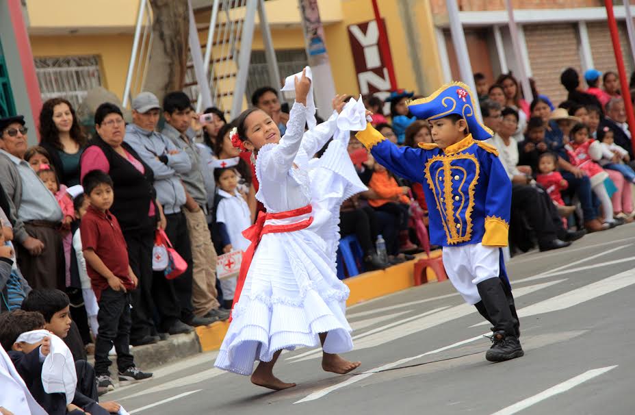Casma: abren festividades patrias con un colorido desfile de colegios y Pronoeis