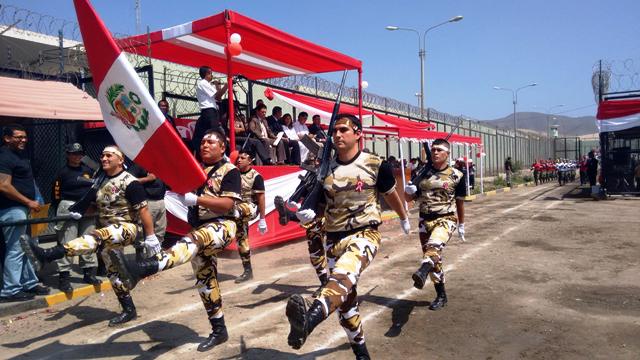 Presos del penal de Cambio Puente participaron en desfile por Fiestas Patrias
