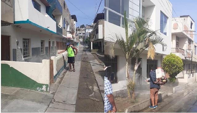 Chimbote: vecinos se organizan en “El Carmen” y desinfectan sus viviendas para prevenir el Covid 19