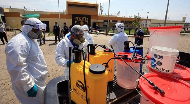 Tras la muerte de 2 reos realizan descarte de Covid-19 a demás internos y desinfectan la cárcel de Chimbote
