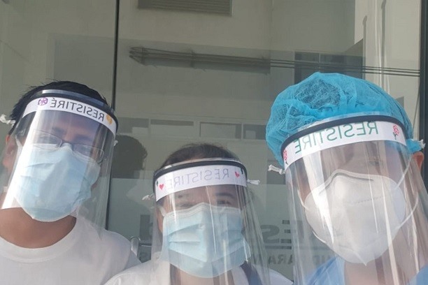 Sepa cómo desinfectar los protectores faciales y dónde guardarlos tras su uso