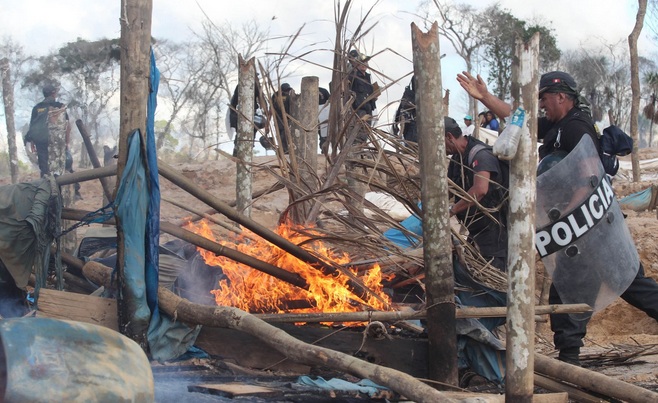Madre de Dios: Destruyen campamento de minería ilegal y rescatan a diez menores 