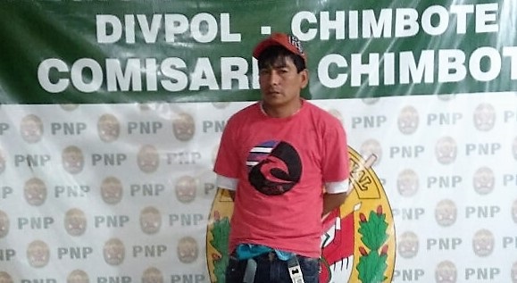 Atrapan a sujeto que tenía del cuello a una mujer a quien asaltaba en el centro de Chimbote
