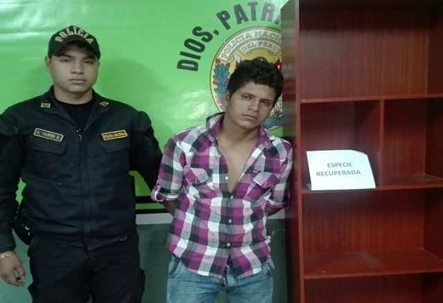 Delincuente fue descubierto robando estante de puesto de Salud en Chimbote