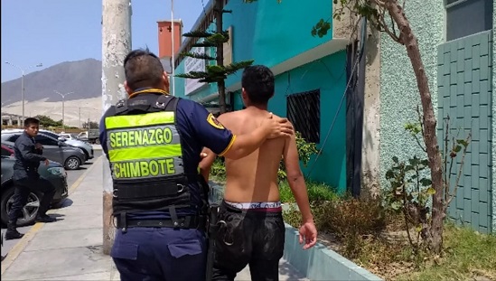 En medio de una gresca intervienen a venezolano acusado de roban un celular en local de Chimbote