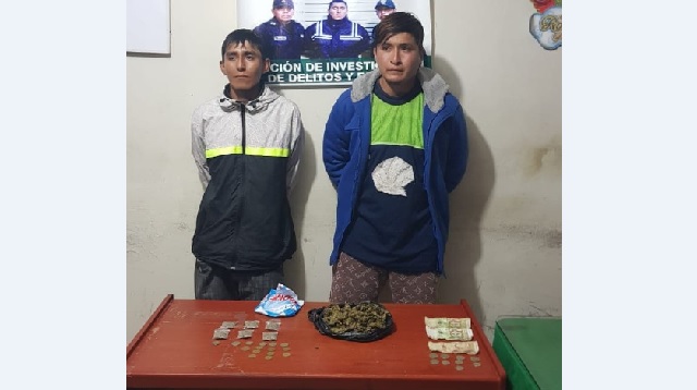 Policías intervienen a dos presuntos vendedores de droga en la modalidad de menudeo en Chimbote