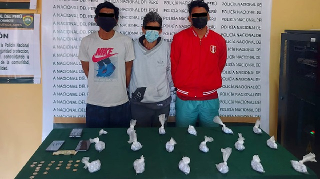 Caen 3 sujetos que escondían en sus partes íntimas 1,149 ketes de droga en Nuevo Chimbote