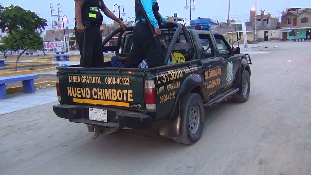 Atrapan a dos ladrones menores de edad que asaltaban con revólver hechizo en Nuevo Chimbote