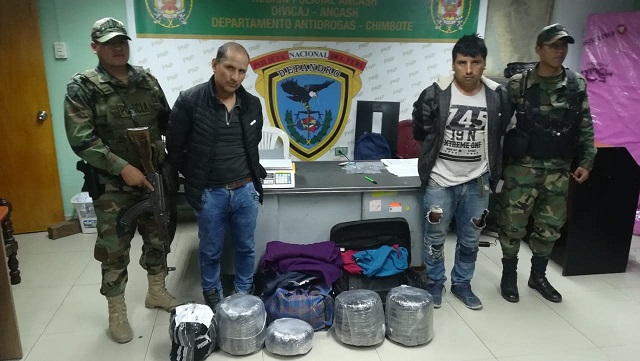 Agentes de la Dirandro detienen a 2 facinerosos cuando trasladaban 19 kilos de marihuana de Sihuas a Lima