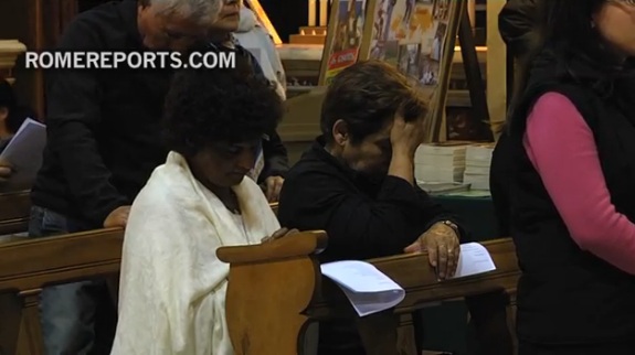 Miles de peregrinos pernoctan rezando en iglesias para preparar la canonización