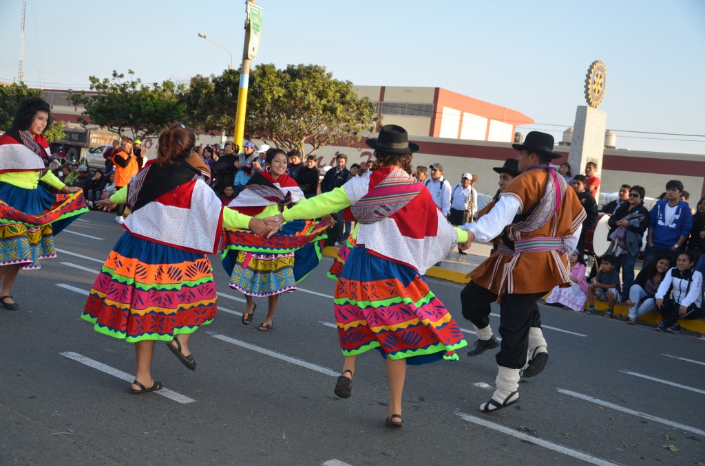  Sureños celebraron el “Día Mundial del Folclor”  con pasacalle colorido