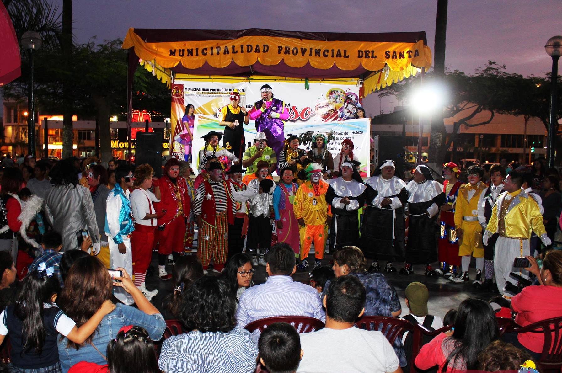 Día Internacional del Payaso se celebró en plaza central de Chimbote
