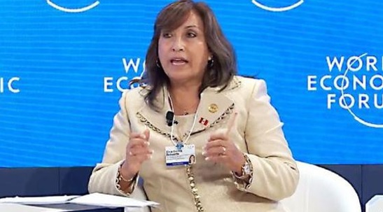 Dina Boluarte en Foro Económico en Suiza: “La derecha no nos deja gobernar en paz”
