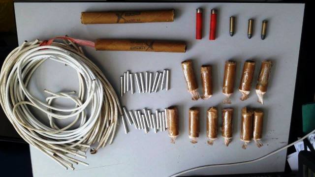 Policía allana vivienda en Samanco y encuentra dinamitas, fulminantes y municiones