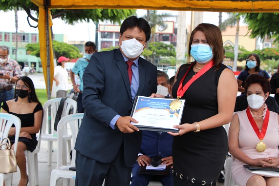 Chimbote: Ugel del Santa otorga Medalla de la Educación a Universidad César Vallejo