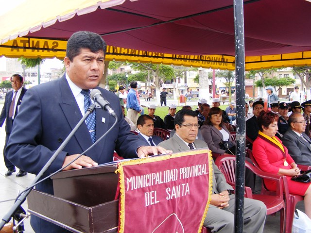 Director pide que descolmaten dren que cruza por el colegio José Olaya en Chimbote