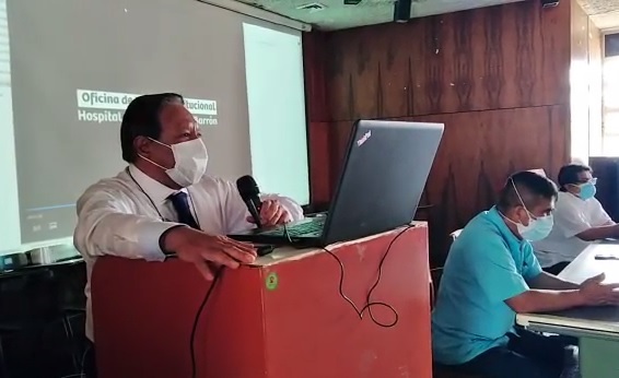 Director de hospital de Nuevo Chimbote llora al recordar a primos que murieron al no encontrar camas UCI