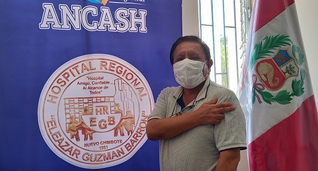 Director del Hospital Regional de Nuevo Chimbote se suma a vacuna contra la Covid-19