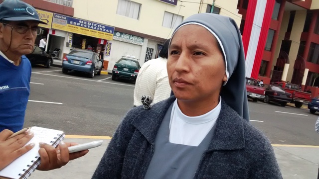 Arrojo y quema de basura pone en riesgo salud de mil escolares del “Fe y Alegría N° 16” en Chimbote