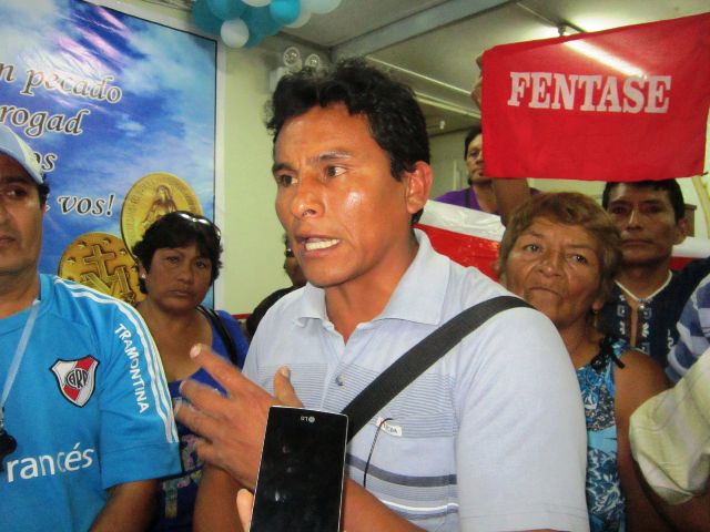 Unos 60 trabajadores administrativos de colegios tomaron esta mañana la UGEL Santa