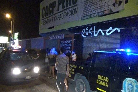 Detienen a dos hermanos borrachos por arremeter a golpes contra policía en frontis de discoteca de Nuevo Chimbote