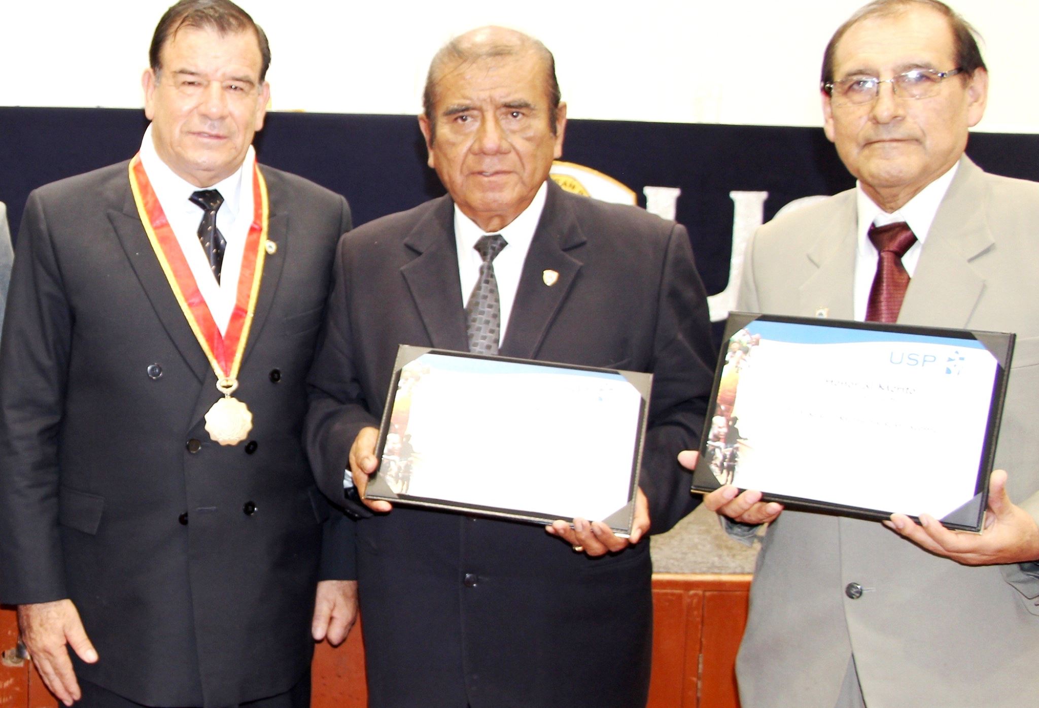 Chimbote: Distinguen a maestros Marco Merry Salazar y Daniel Cortéz Belupú