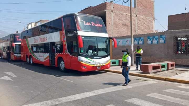 Notifican a choferes de transporte interprovincial por estacionar vehículos en zona prohibida