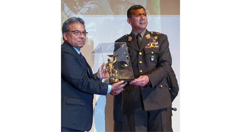 Docente de la UCV recibe reconocimiento del Ejército Peruano