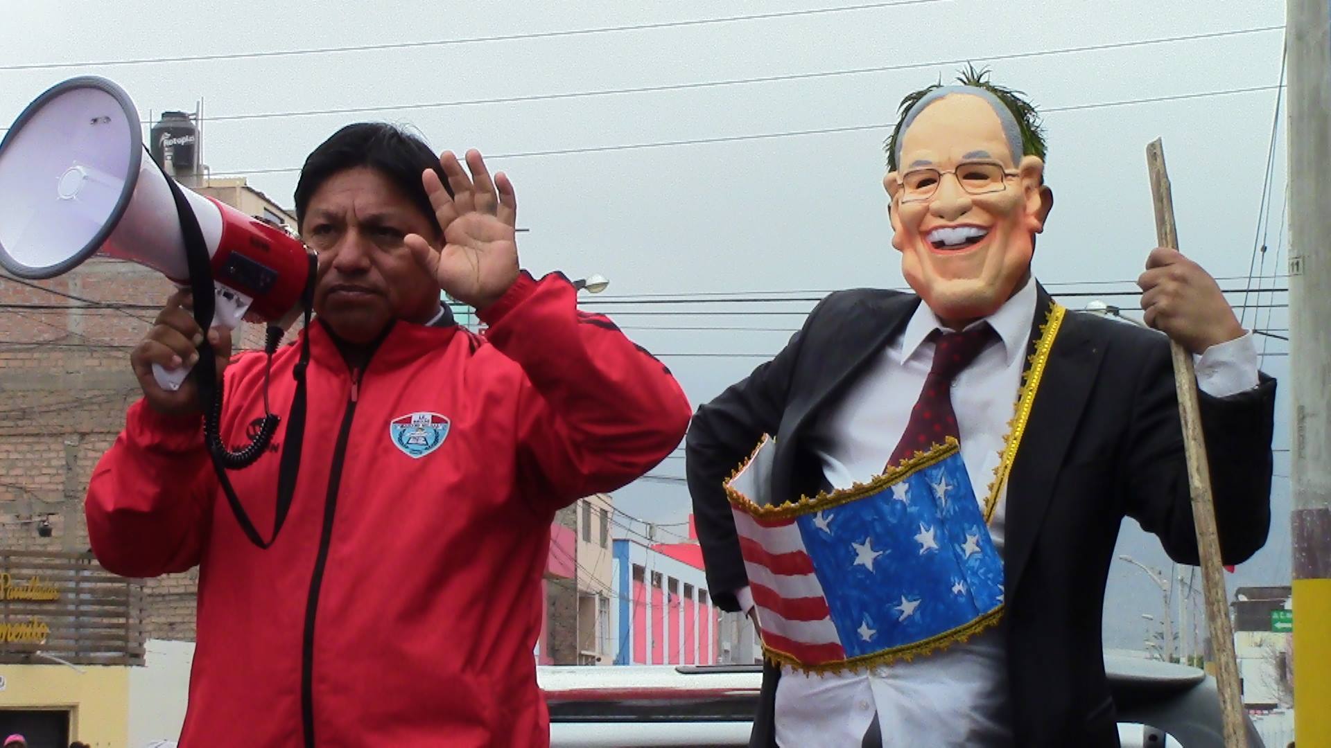 Docentes en huelga caricaturizan a PPK durante su marcha en Chimbote
