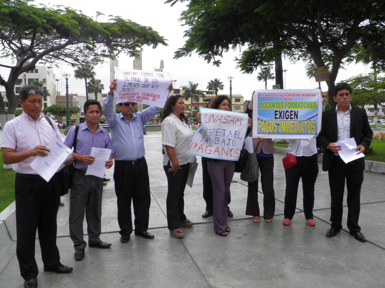 Chimbote: docentes contratados para capacitar a sus colegas protestan por falta de pagos