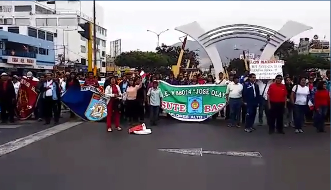 Chimbote: docentes en huelga entonan el Himno Nacional para llamar la atención de las autoridades