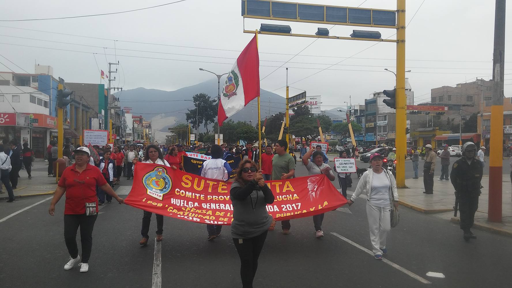 Chimbote: cientos de docentes vuelven a las calles y aseguran no temer a los descuentos y despidos