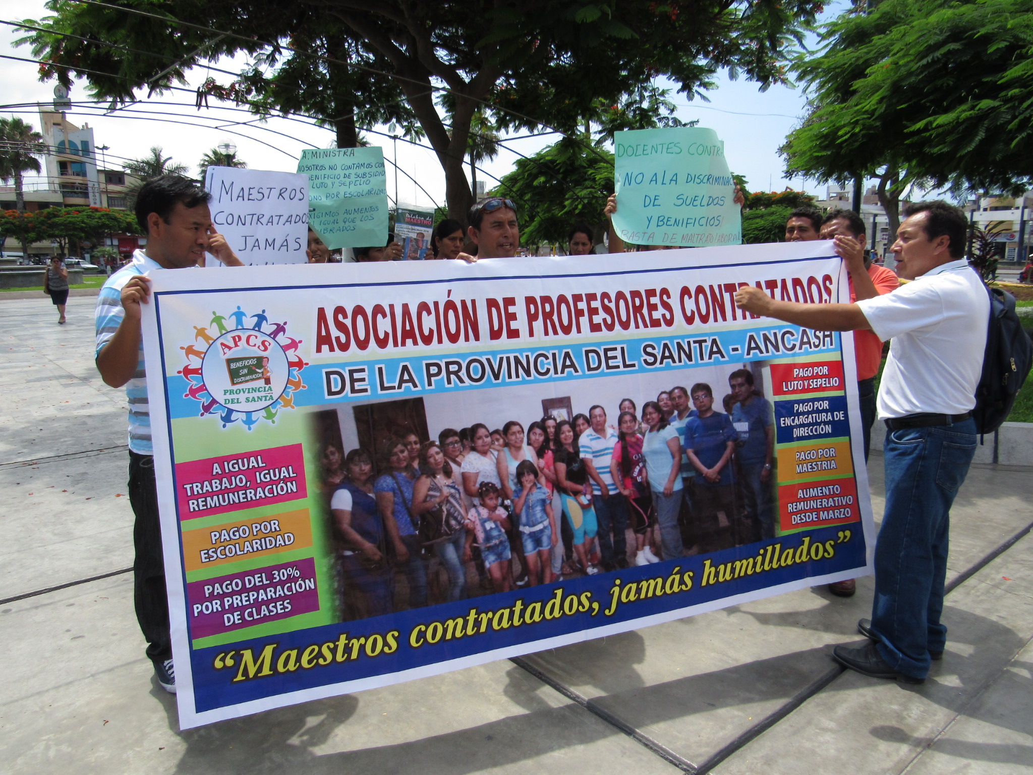 Chimbote: docentes contratados exigen ley que les permita recibir beneficios